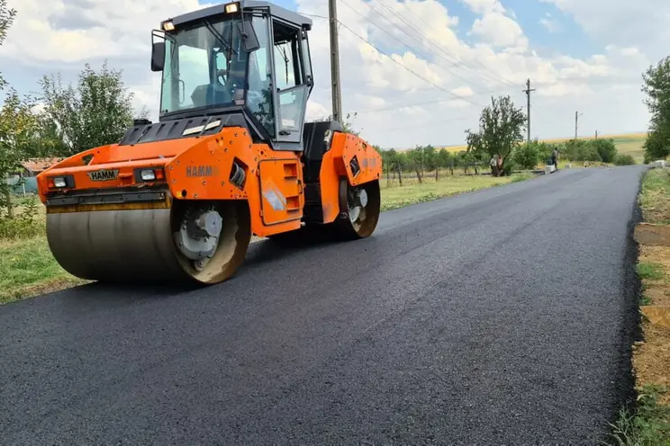 HAMM tandem úthenger új aszfalton, vidéki úton